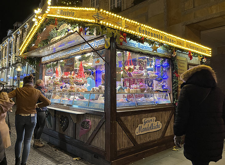 Geiers MandelKüche direkt vor dem C&A in der Kaufinger Straße (©Foto: Martin Schmitz)